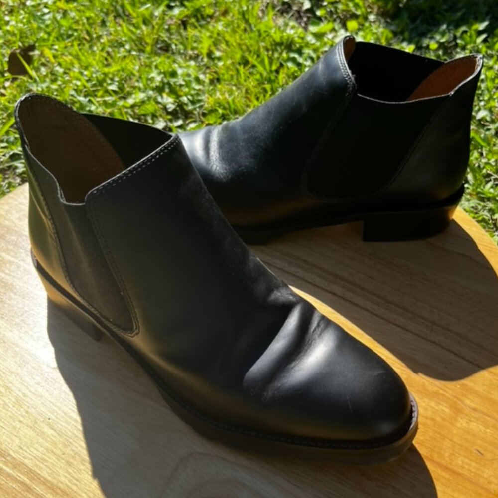 Unisa Black Leather Woman’s Chelsea Ankle Boots. Size 7